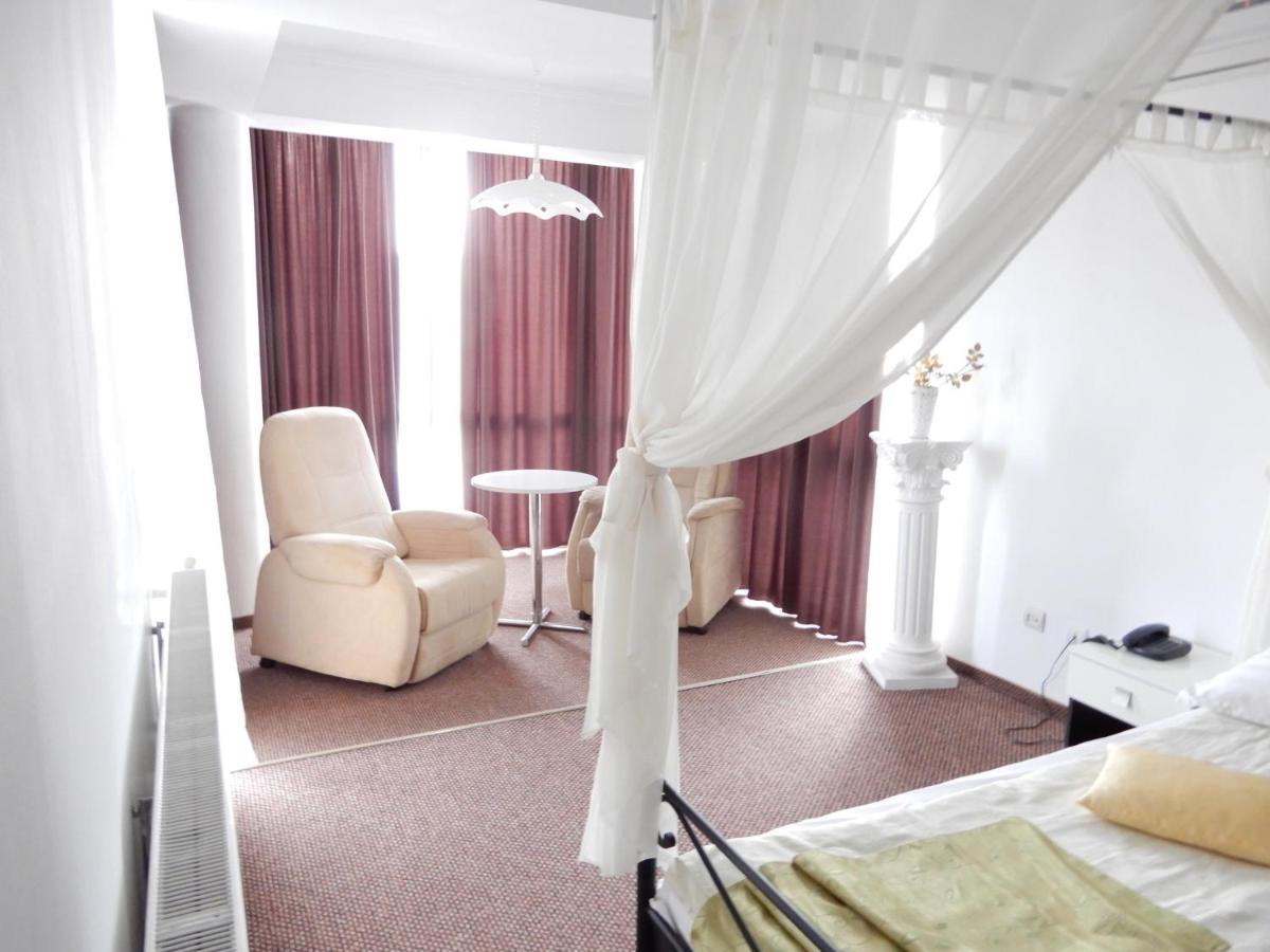 Rhc Royal Hotel Oradea Exteriör bild