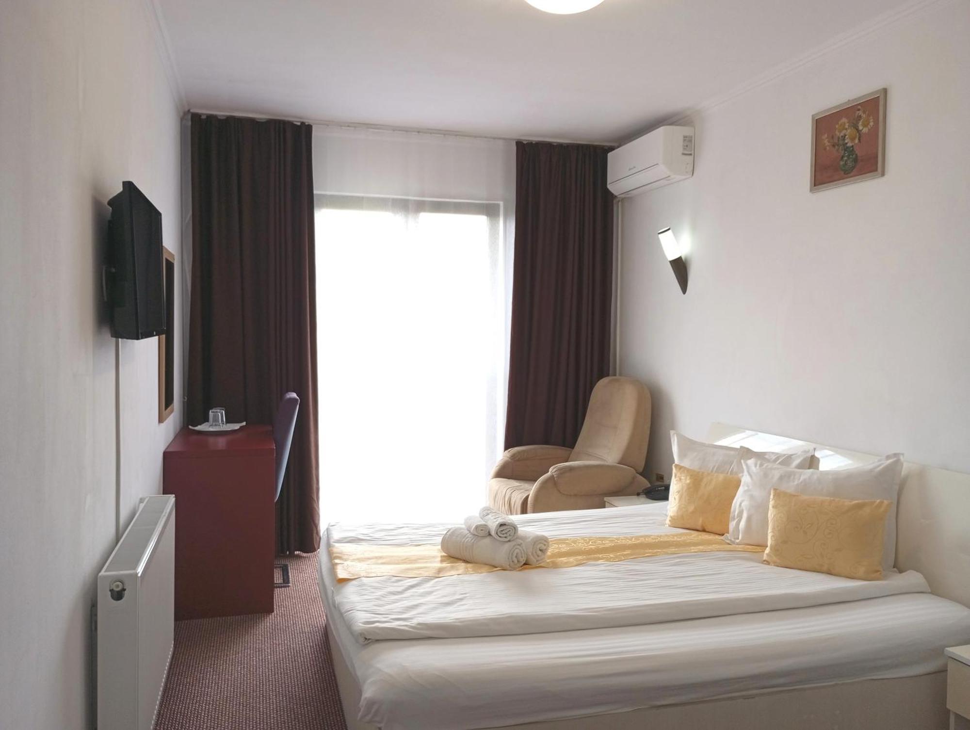 Rhc Royal Hotel Oradea Exteriör bild