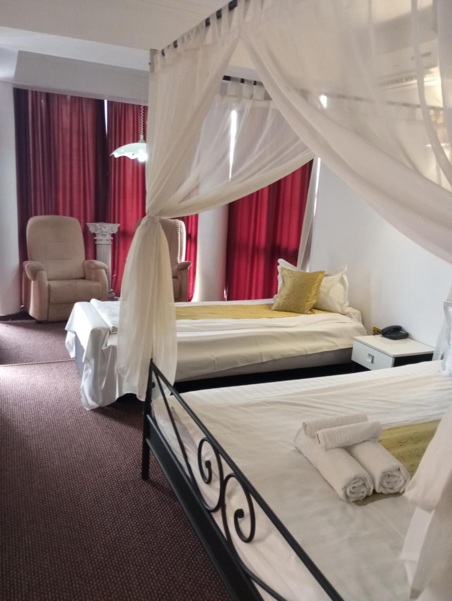 Rhc Royal Hotel Oradea Exteriör bild