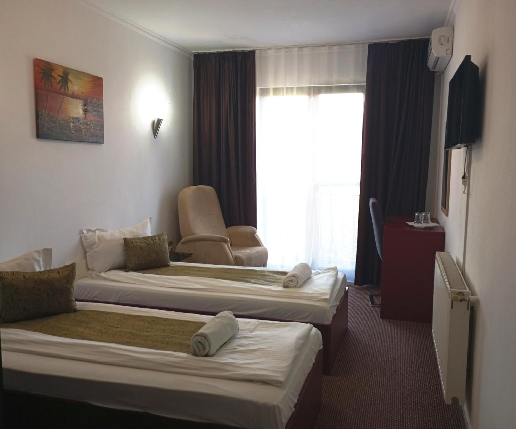 Rhc Royal Hotel Oradea Exteriör bild